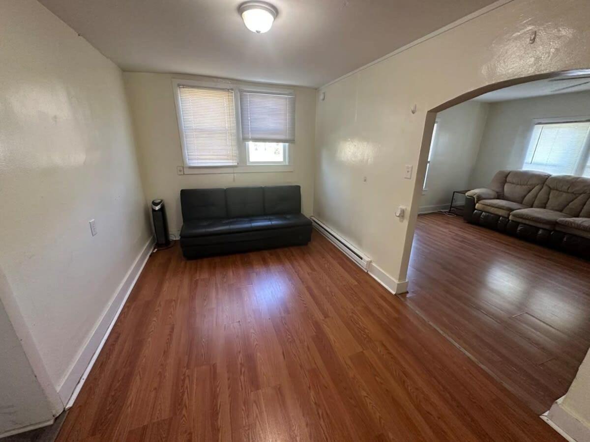 Charming 3-Bed, 1,5 Bath Home - Entire Space Just For You! グッドレッツビル エクステリア 写真